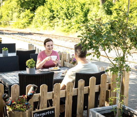 Eine kliene Rast im Biergarten des Bahnhof Engeln., © Eifel Tourismus GmbH/Dominik Ketz