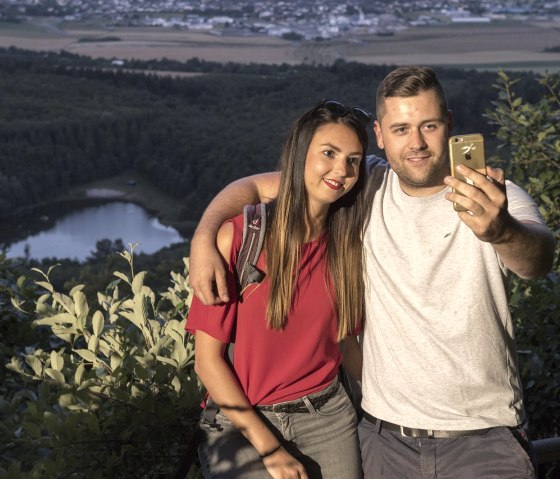 Selfie auf der Teufelskanzel, © Vulkanregion Laacher See/Klaus Peter Kappest