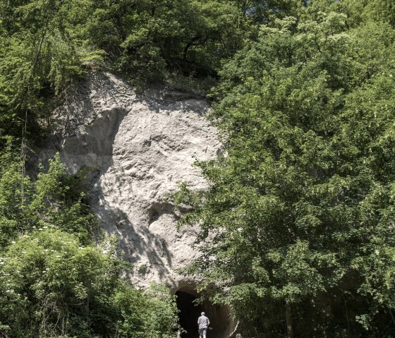 Wandelaars voor de grotten, © Vulkanregion Laacher See7Kappest