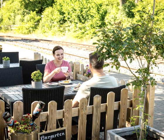 Biergarten Gastronomie Bahnhof Engeln, © Eifel Tourismus GmbH/Dominik Ketz