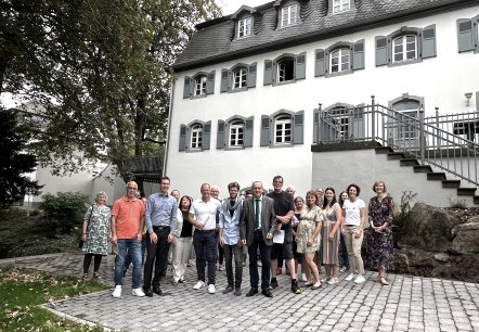 Die Jahreshauptversammlung des Tourismusverbandes Ferienregion Maria Laach fand im Gästehaus im Schlosspark in Saffig statt. Foto: Stefan Pauly/VG-Verwaltung Mendig  , © VG Mendig, S. Pauly