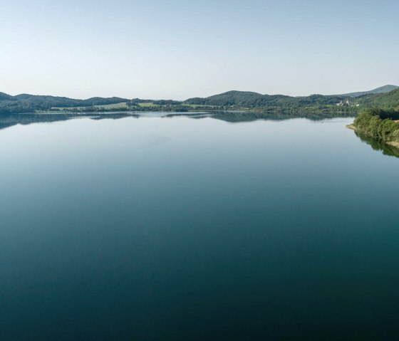 Lac de Laach avec des voiliers, © Eifeltourismus GmbH, Dominik Ketz