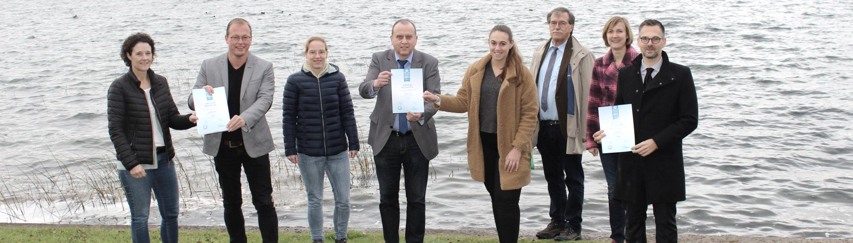 Freuen sich über die Auszeichnung zum Lieblingssee in RLP 2021, Bürgermeister und Mitarbeiter des Zweckverbandes Ferienregion Laacher See, Kloster und Campingplatz Maria Laach, © Vulkanregion Laacher See