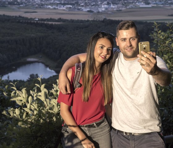 Selfie sur la Chaire du Diable, © Vulkanregion Laacher See/Klaus Peter Kappest