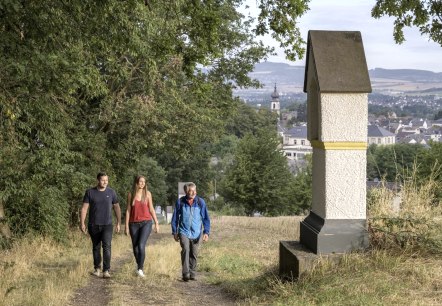 Kreuzberg mit Wanderer, © Kappest/VG Pellenz