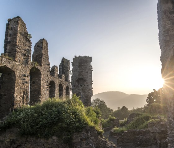 6. Station - Ruine Burg Olbrück in der Abendsonne, © Kappest/Vulkanregion Laacher See