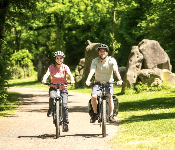 Der Vulkanpark-Radweg führt durch den Nettepark mit Skulpturen, © Eifel Tourismus GmbH, Dominik Ketz